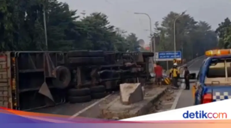 Truk Terguling di Tol Jagorawi, Lalin dari JORR Dialihkan