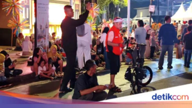 Tukang Tikar Semen Ragunan Coba Peruntungan di HUT Jakarta Bundaran HI