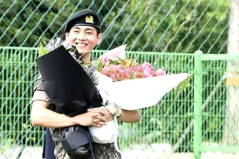 V BTS Akhiri Spekulasi soal Rekan Militer yang Cerita Pengalaman