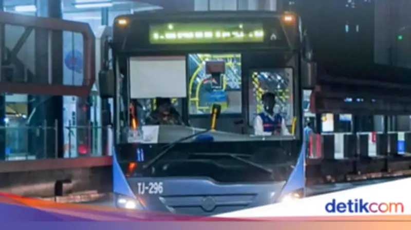 Viral Petugas TransJ Gercep Bantu Penumpang Kejang dalam Bus