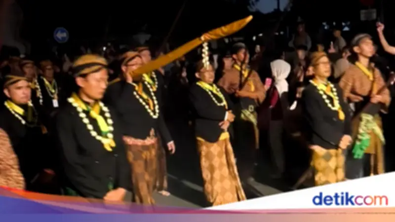 Viral Pria Pakai Kebaya di Kirab 1 Suro, Puro Mangkunegaran Bantah Beri Izin