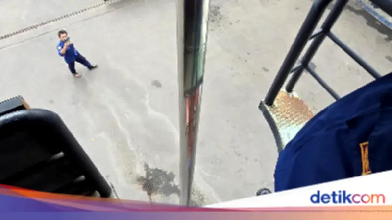 Viral Warga Jajal Tiang Luncur Darurat Damkar Bekasi, Ini Sensasinya