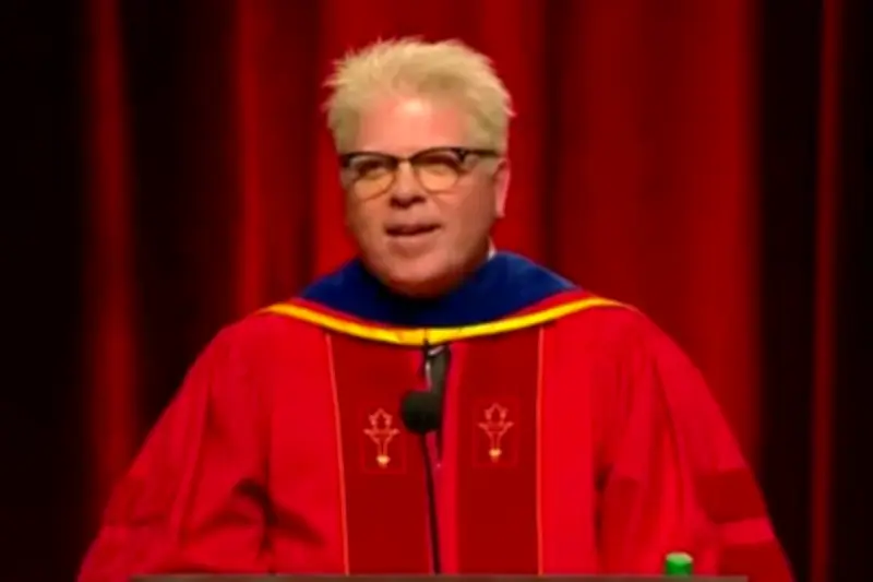 Vokalis The Offspring Raih Tiga Gelar dari USC, Sampaikan Pidato Wisuda