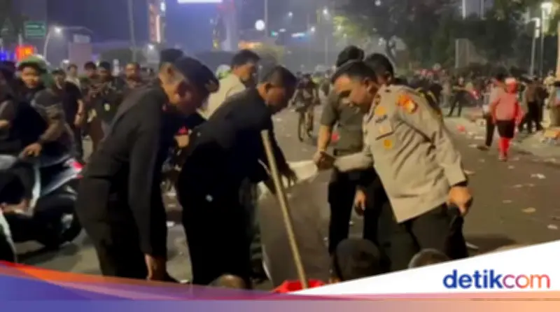Wakapolda Metro Jaya Pimpin Bersih-bersih Sampah Usai Kawal Demo Mahasiswa