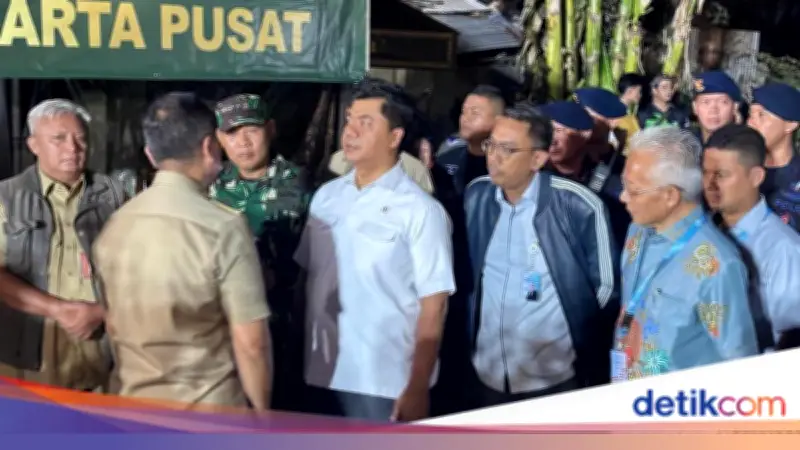 Wamensesneg Serahkan Bantuan Prabowo untuk Korban Kebakaran Kemayoran