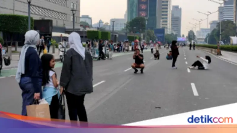 Warga Berburu Selfie saat Penutupan Jalan Thamrin-Sudirman HUT Jakarta
