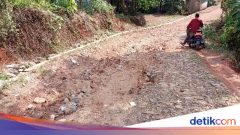 Warga Pandeglang Teken Petisi Pakai Darah Minta Jalan Diperbaiki