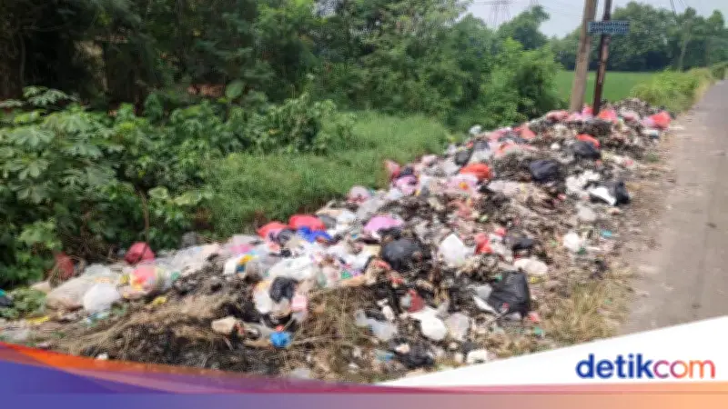 Warga Serang Keluhkan Tumpukan Sampah di Pinggir Jalan Selama 6 Bulan