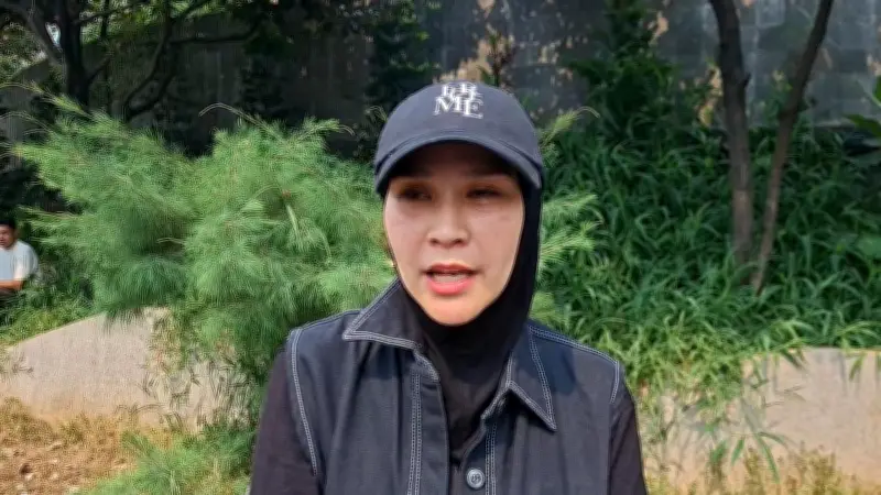 Zaskia Adya Mecca Bawa 3 Ambulans Ikut Demo Suarakan Kegelisahan Ibu