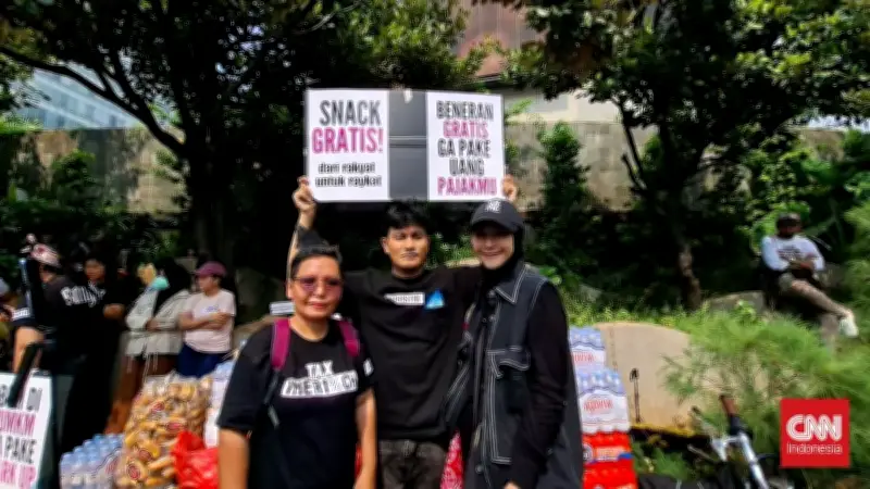 Zaskia Adya Mecca Turun ke Lokasi Demo Bawa Ambulans dan Makanan