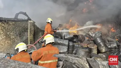 12 Jam Kebakaran Pabrik Sandal di Tangerang, Warga Dievakuasi