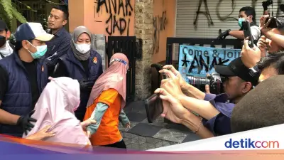 13 Tersangka Kasus Kekerasan Daycare Little Aresha Jalani Rekonstruksi