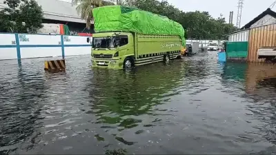 17 Titik di Surabaya Banjir, Genangan Tertinggi Capai 50 Cm