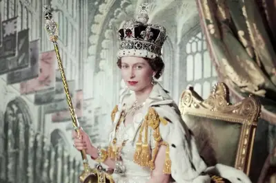 73 Tahun Lalu, Penobatan Ratu Elizabeth II di Tengah Hujan Deras