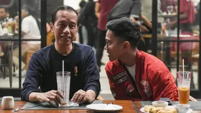 Ahmad Ali Buka Suara soal Waktu Penyematan Jaket PSI ke Jokowi