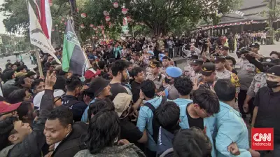 Aksi Demo di DPRD Solo: Dua Mahasiswa Diamankan lalu Dibebaskan