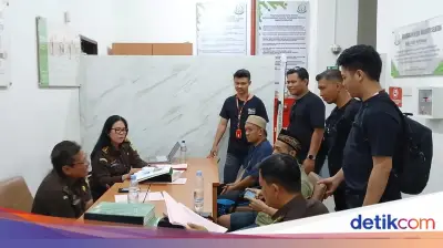 Bareskrim Serahkan Dua Kurir Sabu dan Etomidate ke Kejari Jaksel