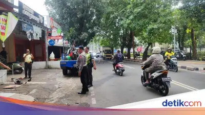 BMW Listrik di Jakbar Tabrak Motor, Dikejar Massa hingga Ringsek
