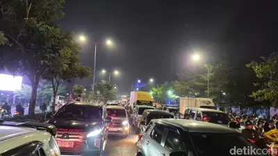Demo Tolak MBG di Makassar Ricuh, Massa Bakar Ban dan Tutup Jalan