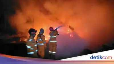 Dermaga dan 5 Speed Boat Hangus Terbakar di Kayong Utara Kalbar