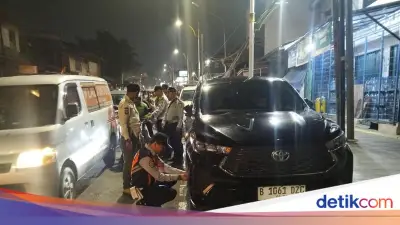 Dishub Jaksel Cabut Pentil Mobil Parkir Liar di Jalan Minangkabau