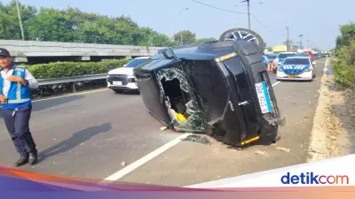 Gagal Nyalip, Jeep Listrik Hantam Pembatas Jalan lalu Terguling di Tol Soetta