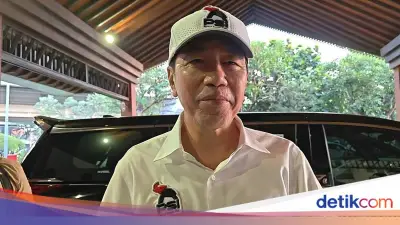 Jokowi Pakai Kemeja dan Topi PSI Pemberian Kaesang ke Lampung