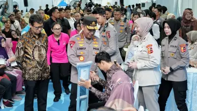 Kapolri Salurkan 6.000 Bansos dan Luncurkan Kartu Prioritas Buruh di HUT Bhayangkara
