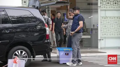 Kejagung Bawa Boks Kontainer Usai Geledah Kantor BGN