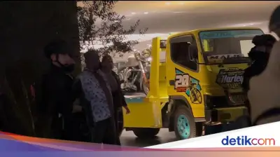 KPK Geledah Rumah Silmy Karim, Dua Mobil Towing Angkut Harley Davidson