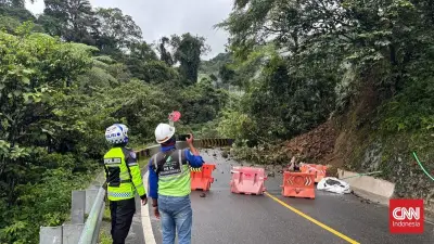Longsor Lembah Anai Putuskan Jalur Utama Padang-Bukittinggi