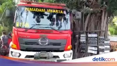 Mobil Damkar Tertimpa Beton di Kantor DLH Jakarta Timur, Satu Petugas Luka