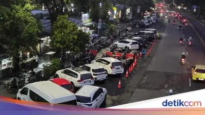 Parkir On The Street di Cawang Masih Makan 2 Lajur Jalan, Dishub Ungkap Pelanggaran