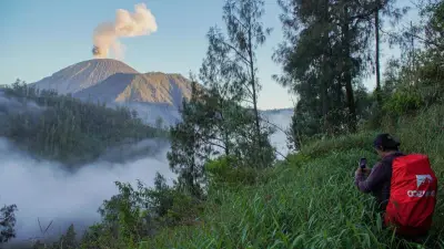 Pendaki Ilegal Semeru Bertahan 4 Hari di Jurang 375 Meter