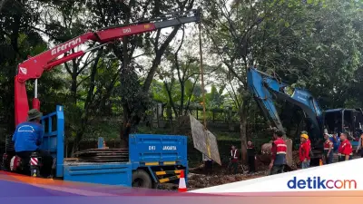 Perbaikan Jalan Amblas Lenteng Agung Dimulai, Pelat Baja Diangkat
