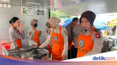 Polda Metro Bagikan 500 Boks Makanan ke Korban Kebakaran Kemayoran