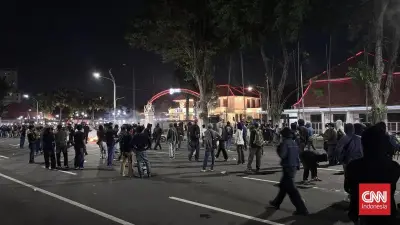 Polisi Tangkap Belasan Demonstran dalam Aksi #IndonesiaSekarat di Surabaya