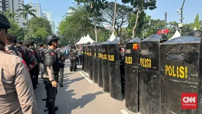 Polisi-TNI Kawal Ketat Pembacaan Eksekusi Hotel Sultan di Jakarta