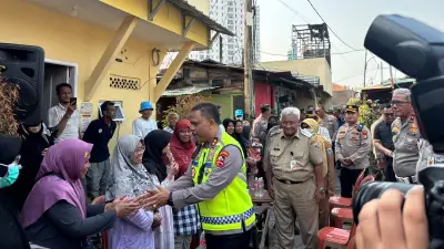 Polri Salurkan 500 Paket Bansos untuk 679 Korban Kebakaran Kemayoran
