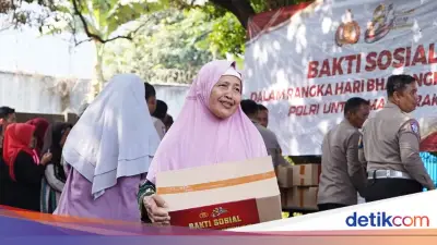 Polri Salurkan 500 Paket Sembako di Cikeas Udik Sambut Hari Bhayangkara ke-80