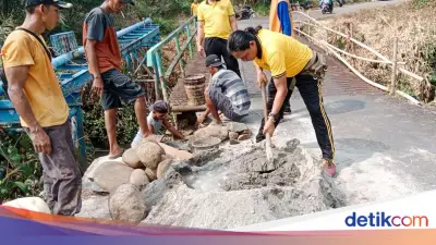 Polsek Jayaloka Perbaiki Tanggul Jembatan Rusak Demi Keselamatan Warga