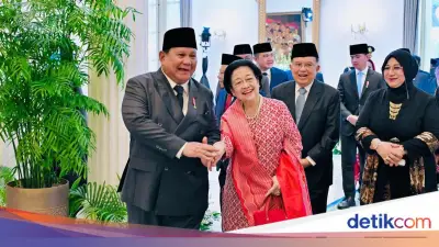 Pujian Mengalir untuk Momen Gandeng Tangan Prabowo dan Megawati