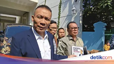 Rismon Sianipar Temui Jokowi, Serahkan Buku Otentikasi Ijazah