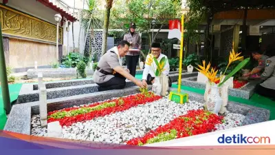 Sambut Hari Bhayangkara ke-80, Kapolri Ziarah ke Makam Gus Dur di Tebuireng