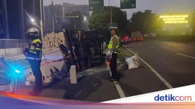 Truk Bahan Bangunan Terbalik di MT Haryono, Muatan Berserakan
