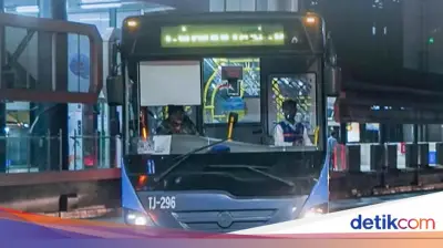 Viral Petugas TransJ Gercep Bantu Penumpang Kejang dalam Bus