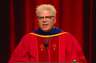 Vokalis The Offspring Raih Tiga Gelar dari USC, Sampaikan Pidato Wisuda
