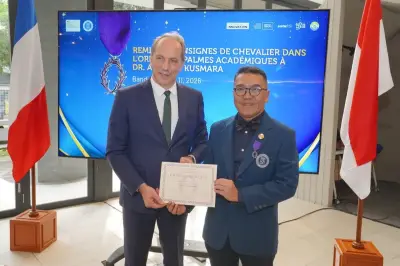 Wakil Rektor ITB Terima Penghargaan Tertinggi Pendidikan dari Prancis