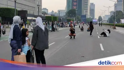 Warga Berburu Selfie saat Penutupan Jalan Thamrin-Sudirman HUT Jakarta