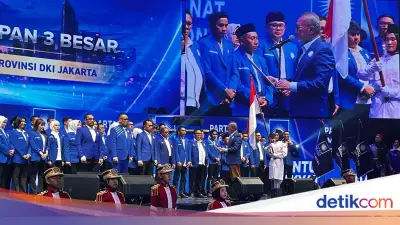 Zulhas Resmi Lantik Uya Kuya sebagai Ketua DPW PAN Jakarta